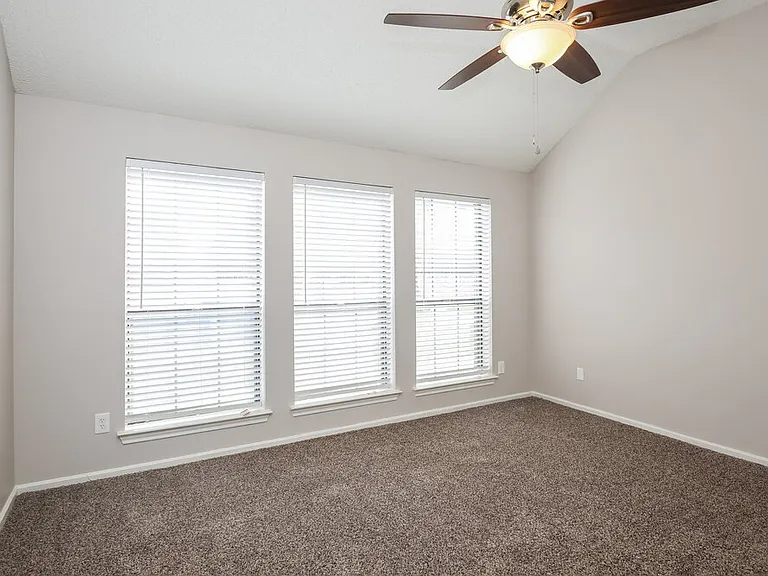 657 Edgewood Dr — Photo 13