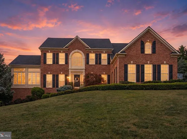 9808 Pembroke Dr, Hagerstown, MD 21740
