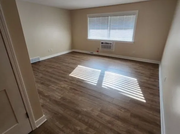 141 Morris St - 8 Unit, 141 Morris St APT 4, Pewaukee, WI 53072