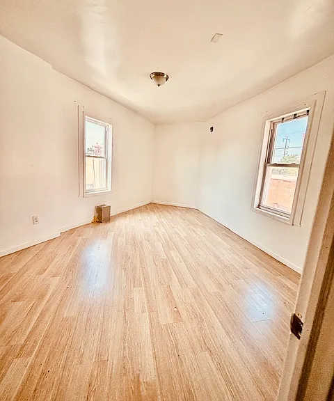 240-42 W Glenwood Ave #3 — Photo 4
