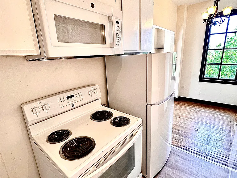 Tudor Hall Apartments — Photo 14
