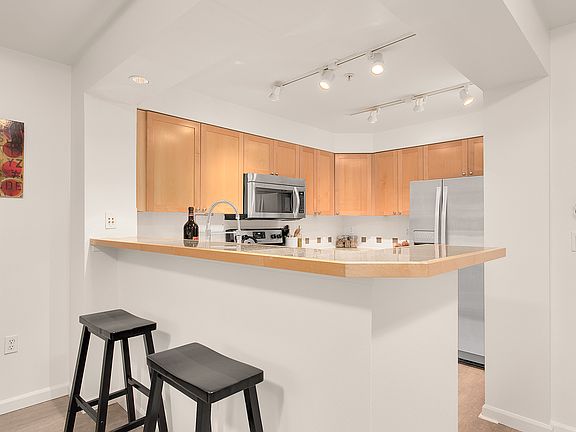 Kitchen with breakfast bar
