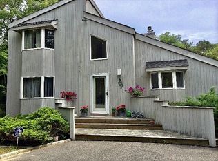 36 Station Rd, Westhampton, NY 11977