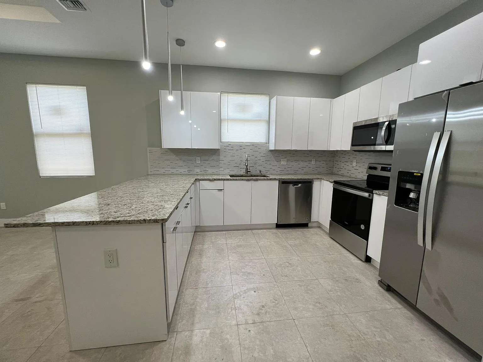3 bed, 2.0 bath, 1276 sqft, $3,500 — Photo 4
