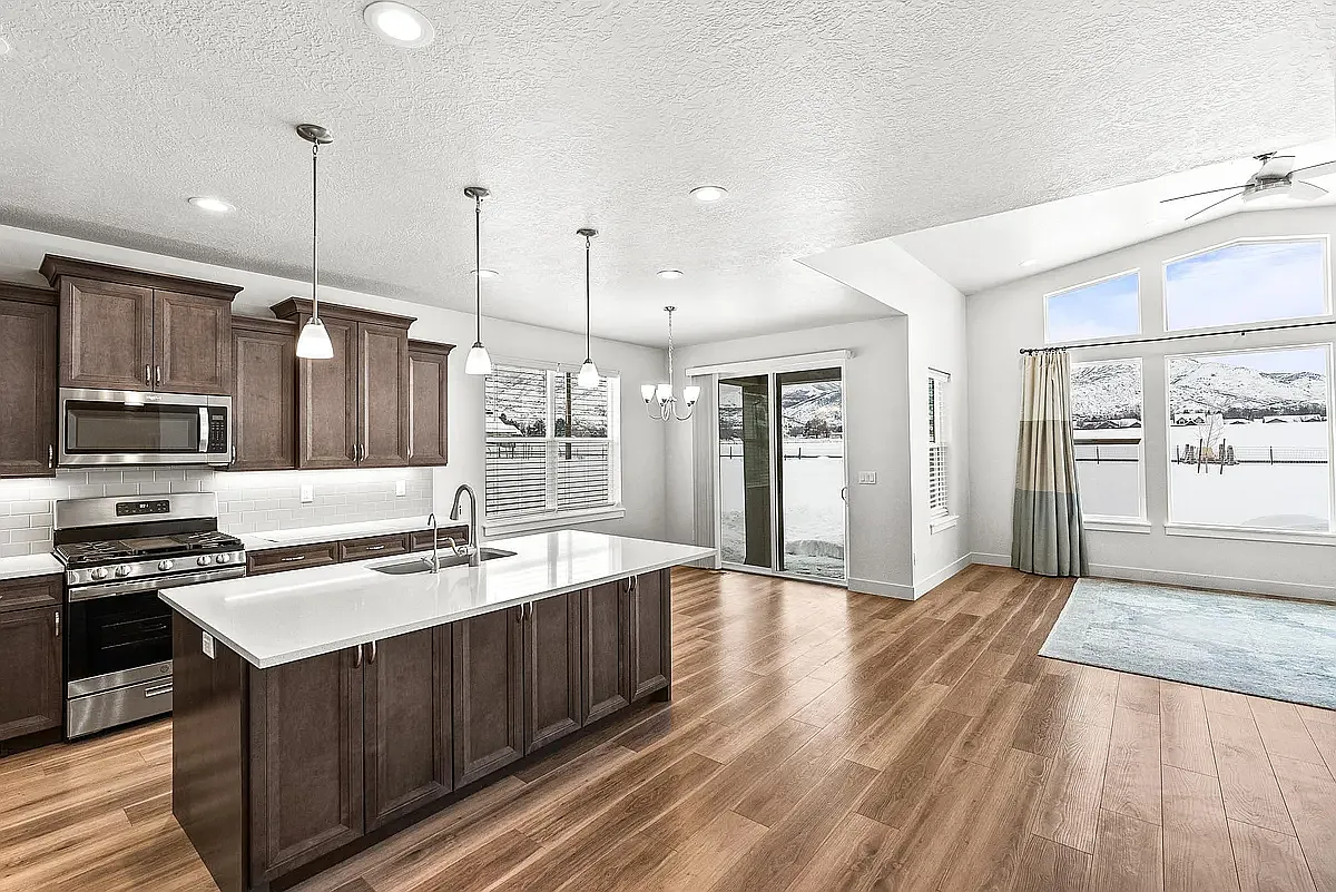 4 bed, 3400 sqft, $4,900 — Photo 3