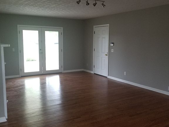 4th image of 360 Fox Run Ln