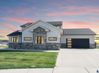 2002 S Meadowview Cir, Sioux Falls, SD 57110