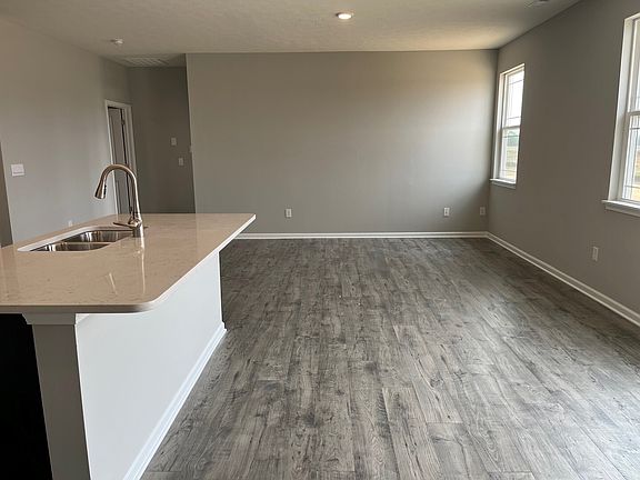 3rd image of 1355 Honeysuckle Dr