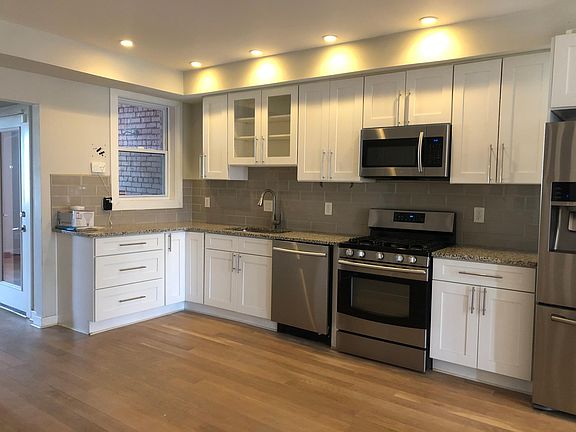 Kitchen: cermaic tile backsplash, granite counters, white wood cabinets, gas range.