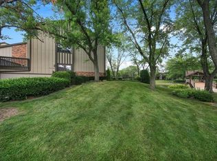 27 Lake Shore Dr, Willowbrook, IL 60527
