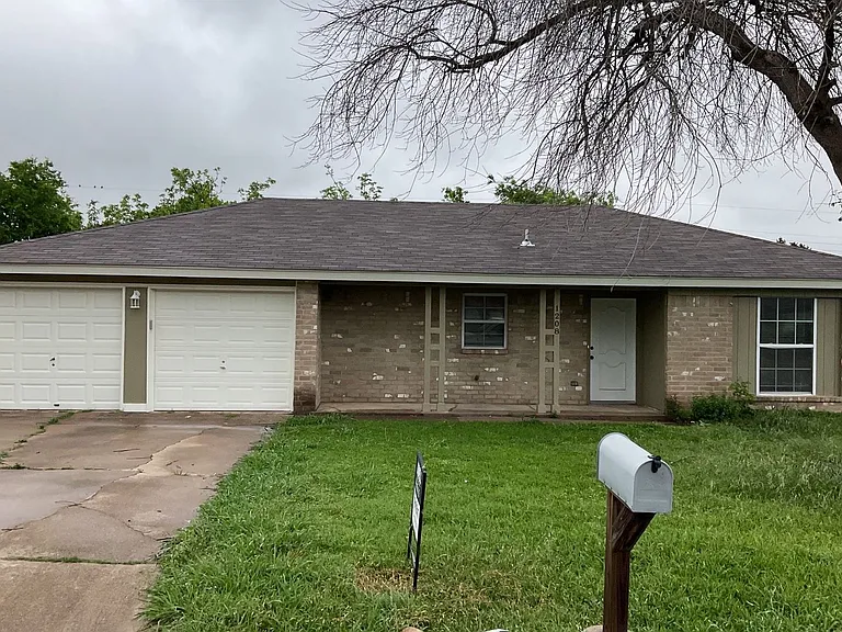 1208 Preswick Cir — Photo 1