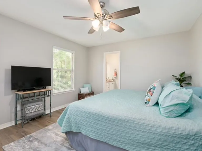 1270 Laura Ln — Photo 11