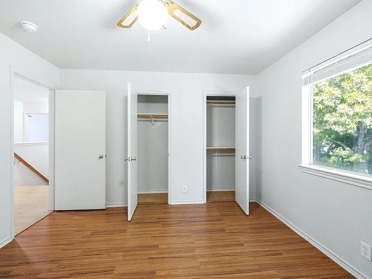 832 Dimrock — Photo 36
