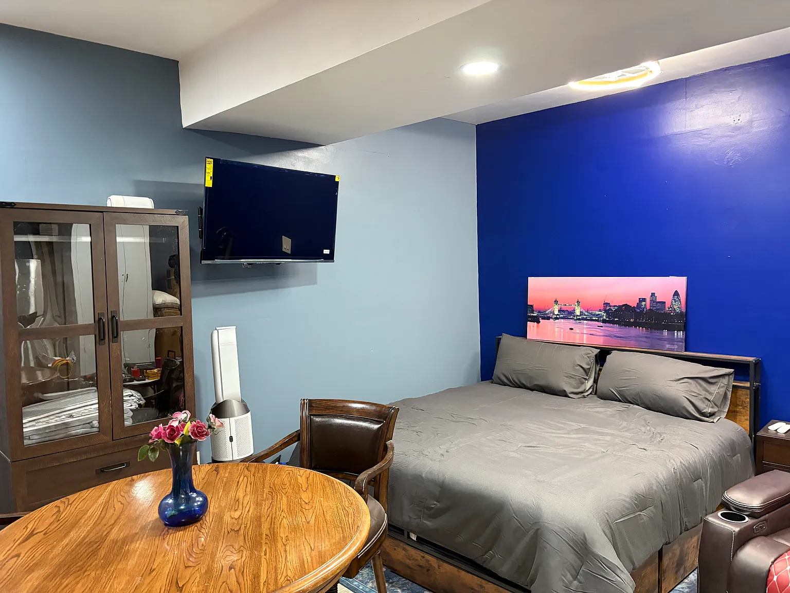 Studio, 300 sqft, $1,525 — Photo 1