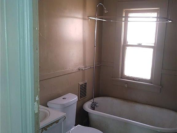 3rd image of 918 E 144th St