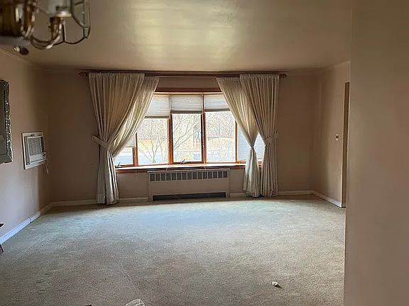 5th image of 2484 Burnett St