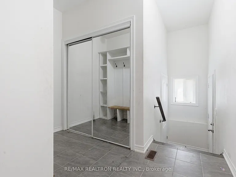 214 Irwin St — Photo 7