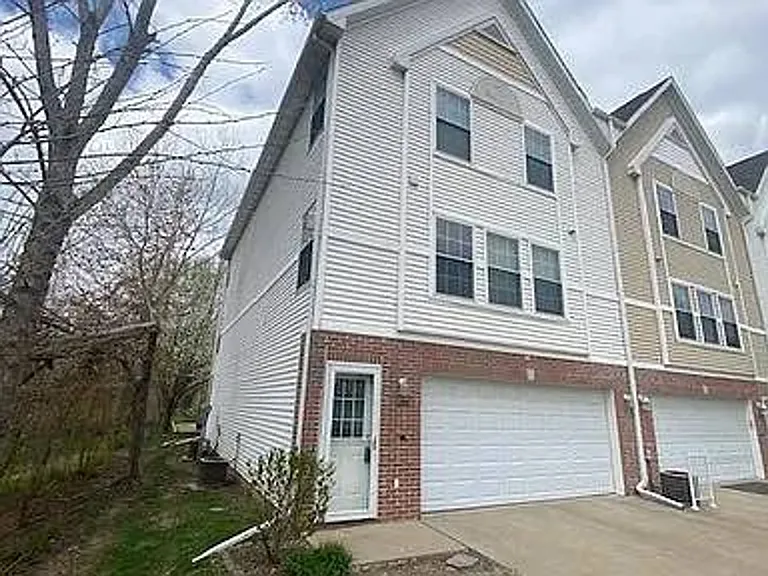 1235 SE Village View Ln — Photo 2