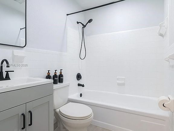 4th image of 605 SW 14th Ter APT 2