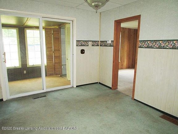5th image of 418 Brackett St