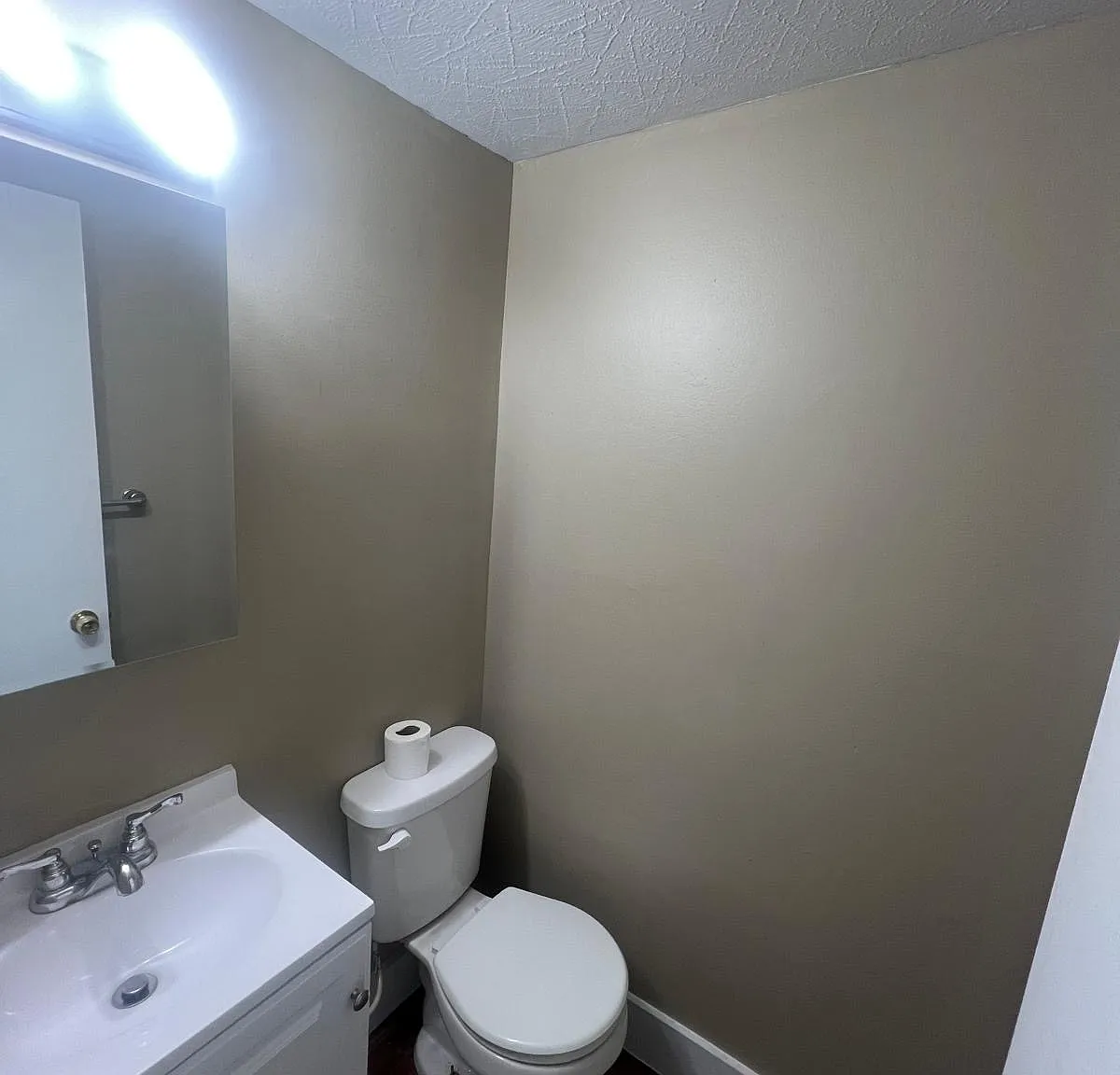 4 bed, 1.5 bath, 2400 sqft, $1,750 — Photo 2