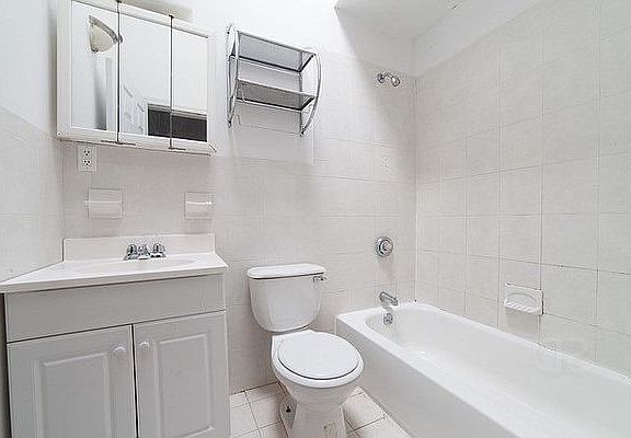 5th image of 222 Montrose Ave APT 2