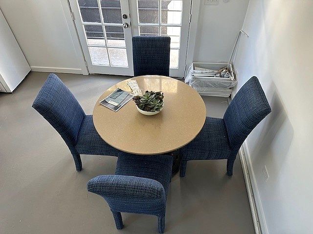 dining room 42'' diameter table with 4 parson chairs color blue