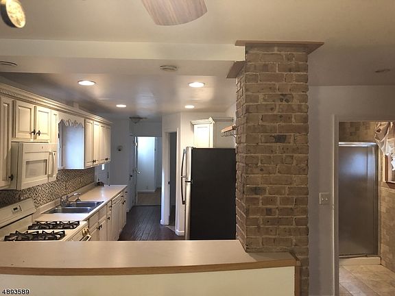 4th image of 167 Jerome Pl