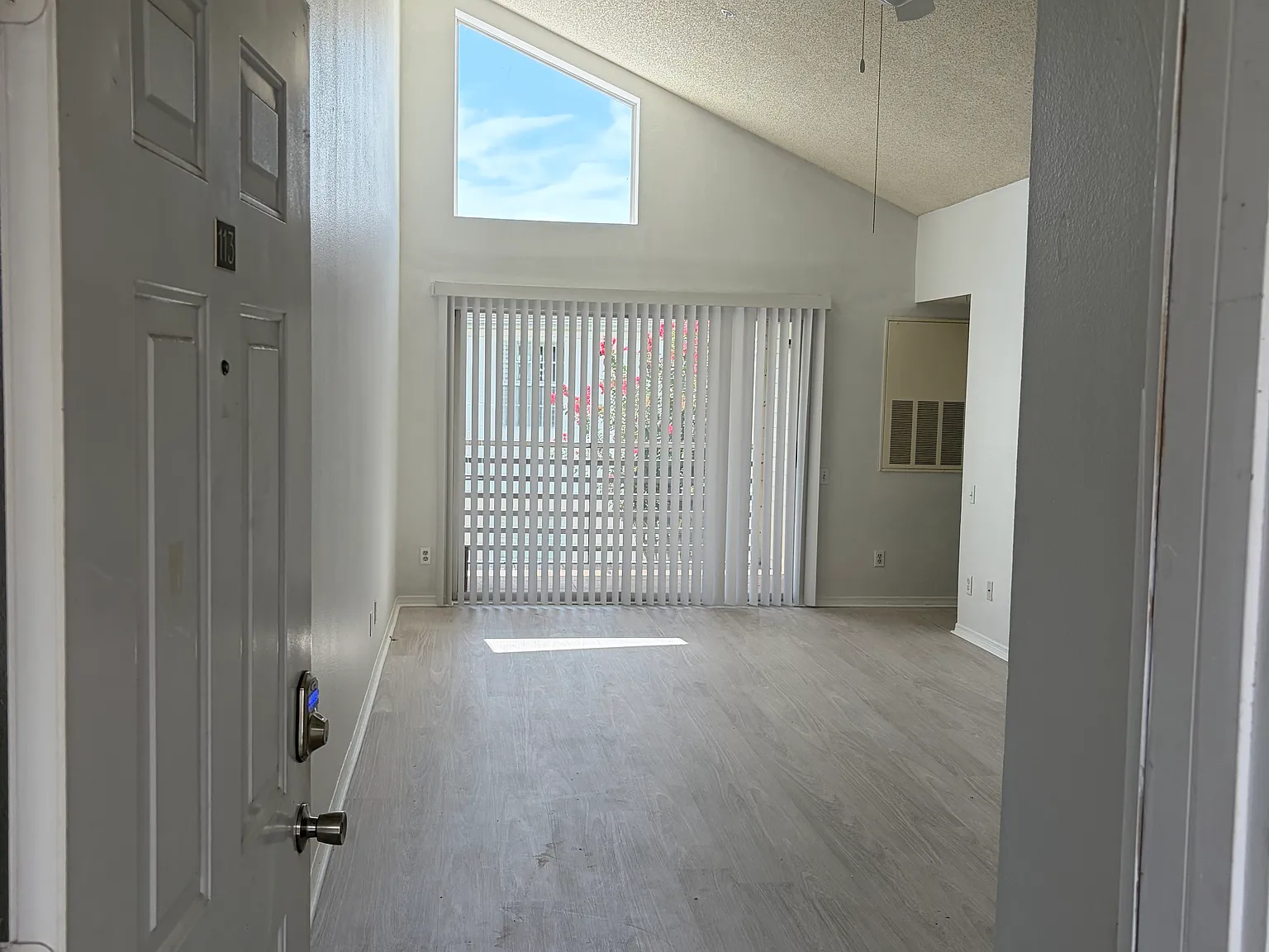 2 bed, 820 sqft, $1,600 — Photo 1