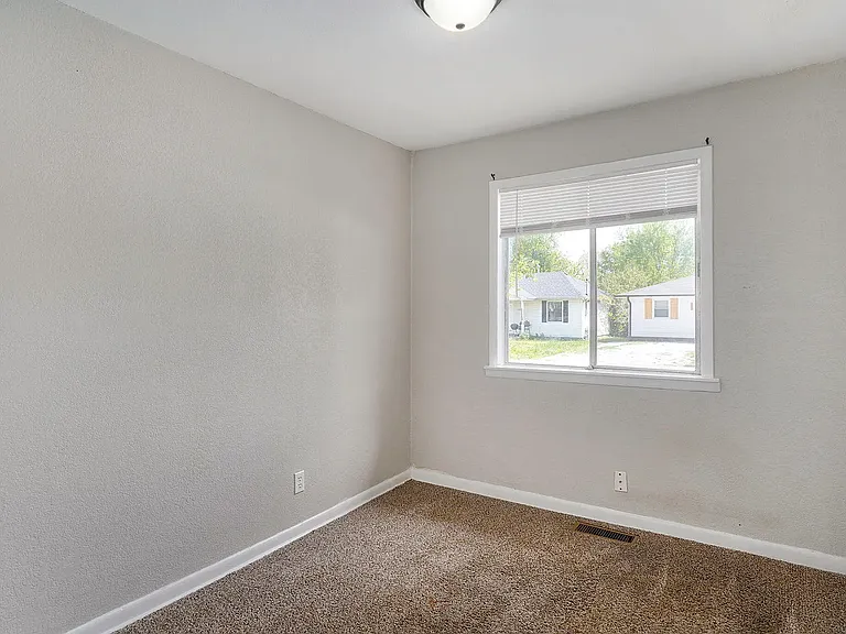 521 N Park Ave — Photo 10
