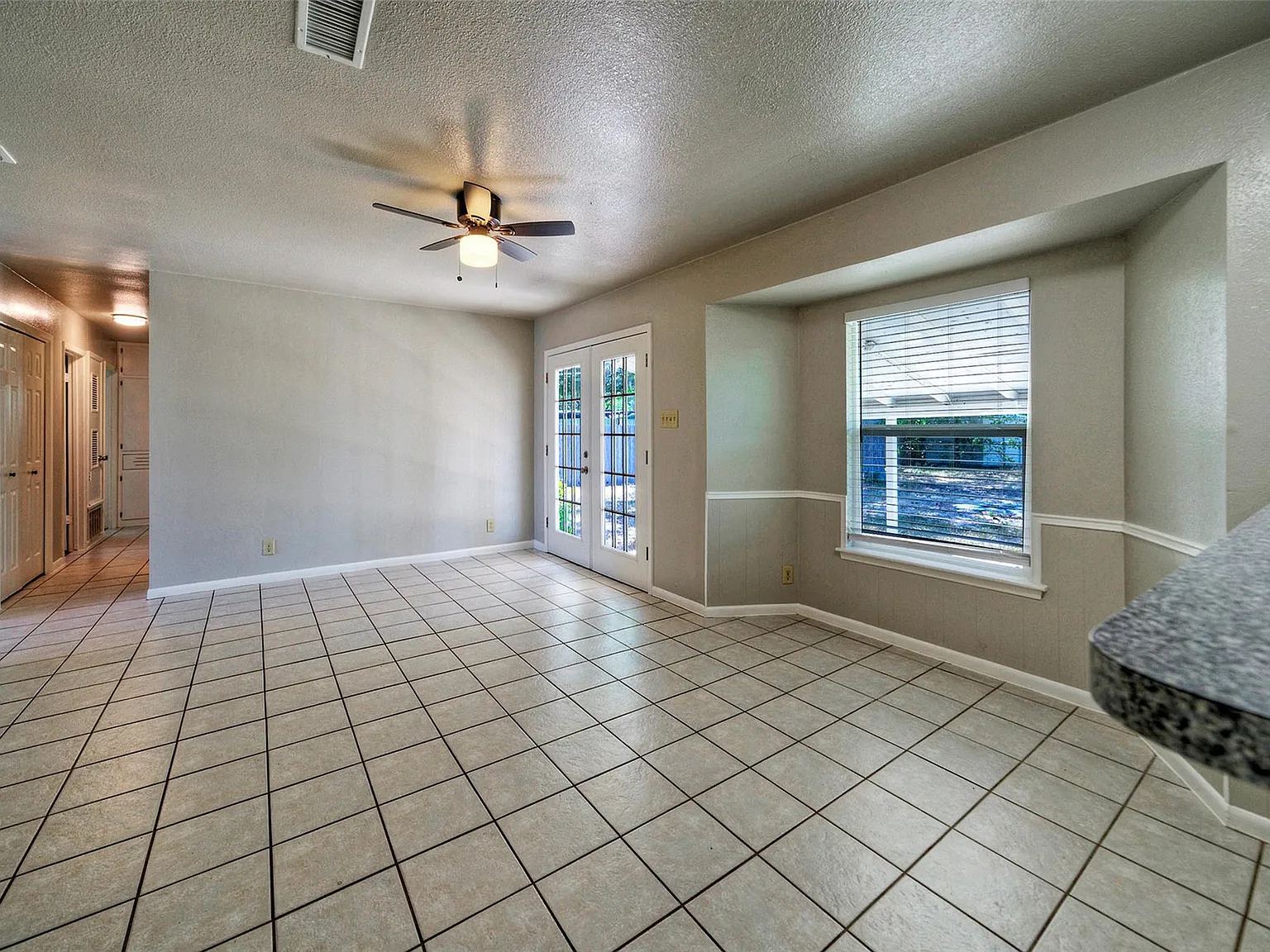 3 bed, 2.0 bath, 1181 sqft, $2,100 — Photo 4
