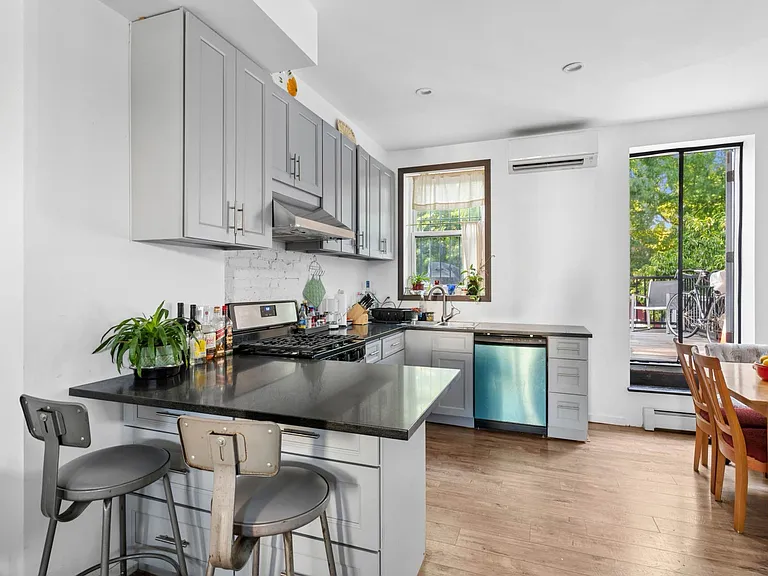 715 Madison St #2 — Photo 3