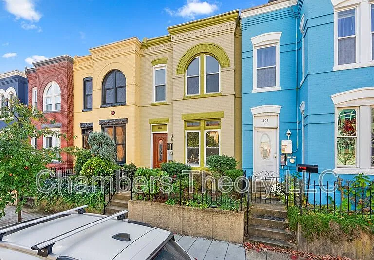 1309 Emerald St NE — Photo 3