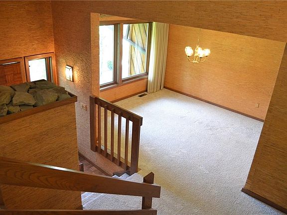 5th image of 695 Rockwood Dr