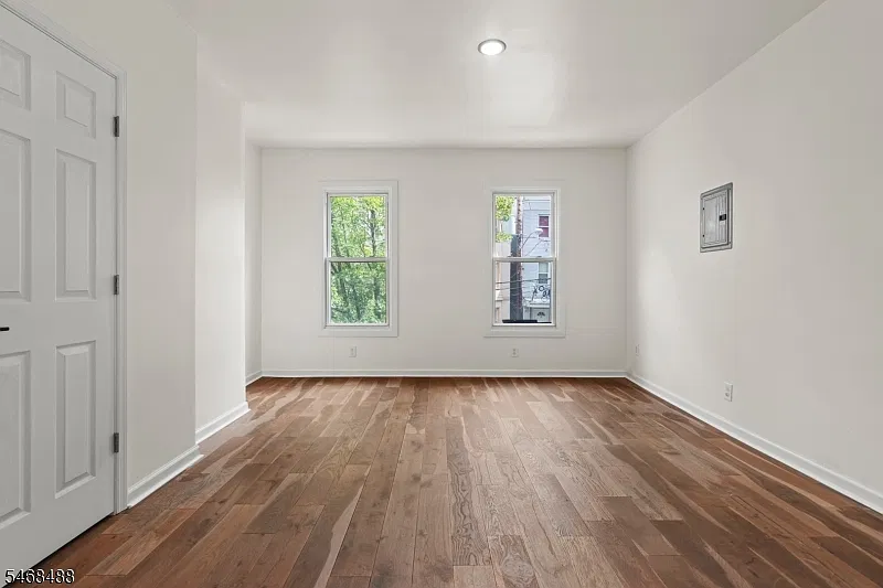 3 bed, 1.0 bath, 1200 sqft, $2,250 — Photo 2