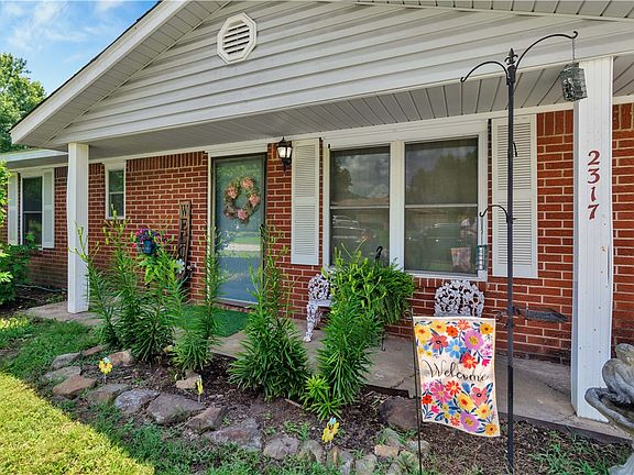 4th image of 2317 N Woodlark Ln