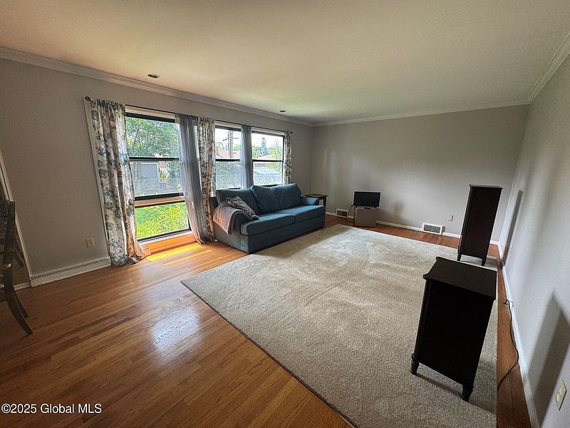 4th image of 115 Fairlawn Avenue