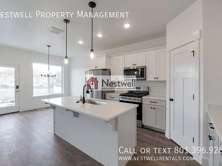 883 N Portman Way — Photo 2