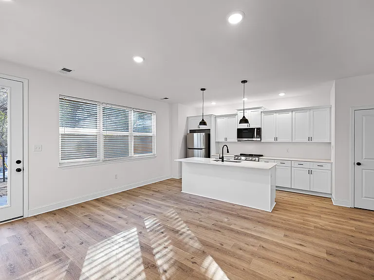 111 Williams St #B — Photo 4