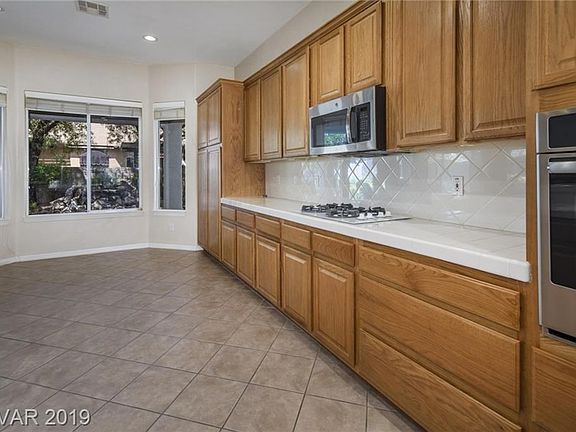 Kitchen is like new with gas cooktop and oven!