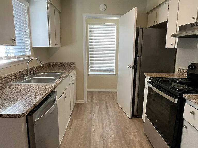 909 Betsy Ross Dr #B — Photo 10