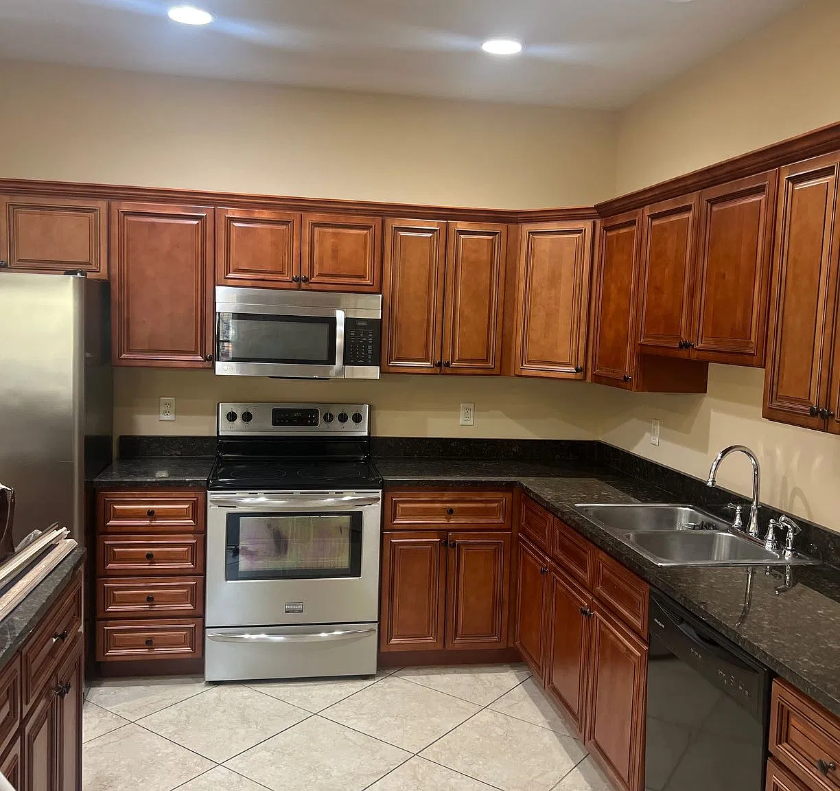 3 bed, 2.5 bath, 2400 sqft, $2,000 — Photo 3