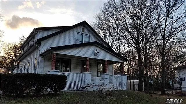 590 Mount Ave photo 1