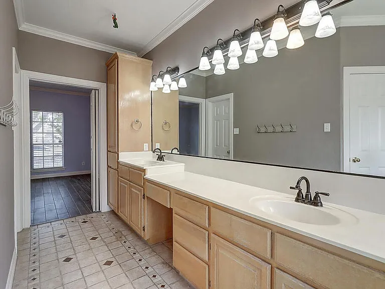 7810 Duchess St — Photo 41
