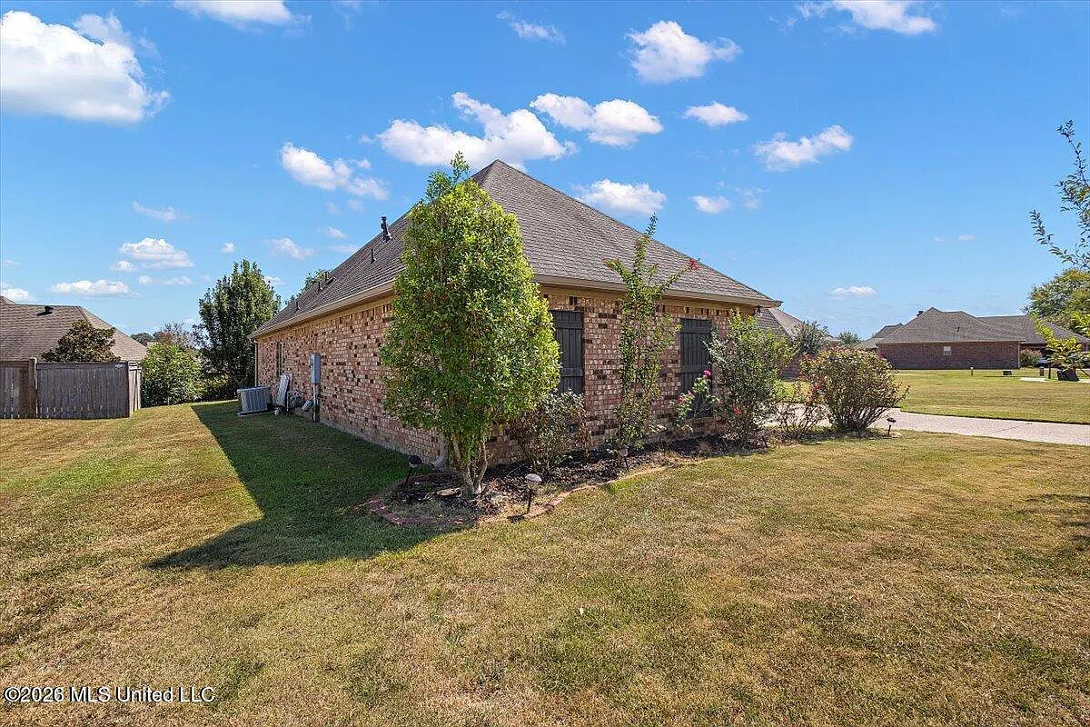 3 bed, 2.0 bath, 1786 sqft, $2,700 — Photo 2