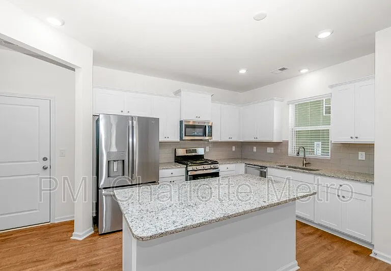 2831 Aubrey St — Photo 2