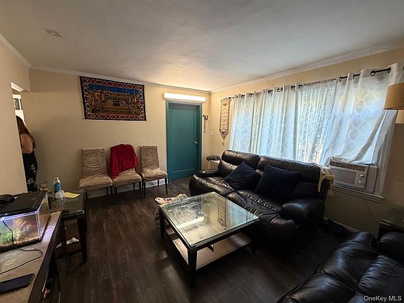 5th image of 134 Stuart Ave