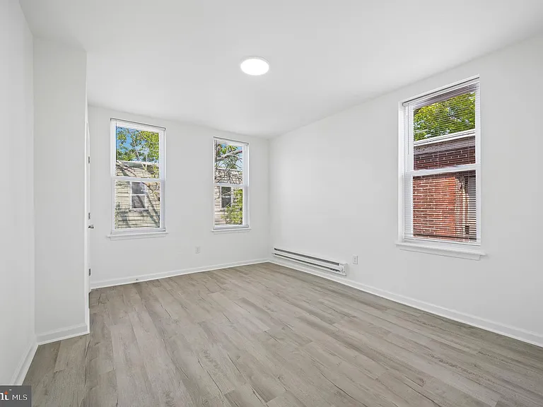 247 W Berkley St — Photo 11