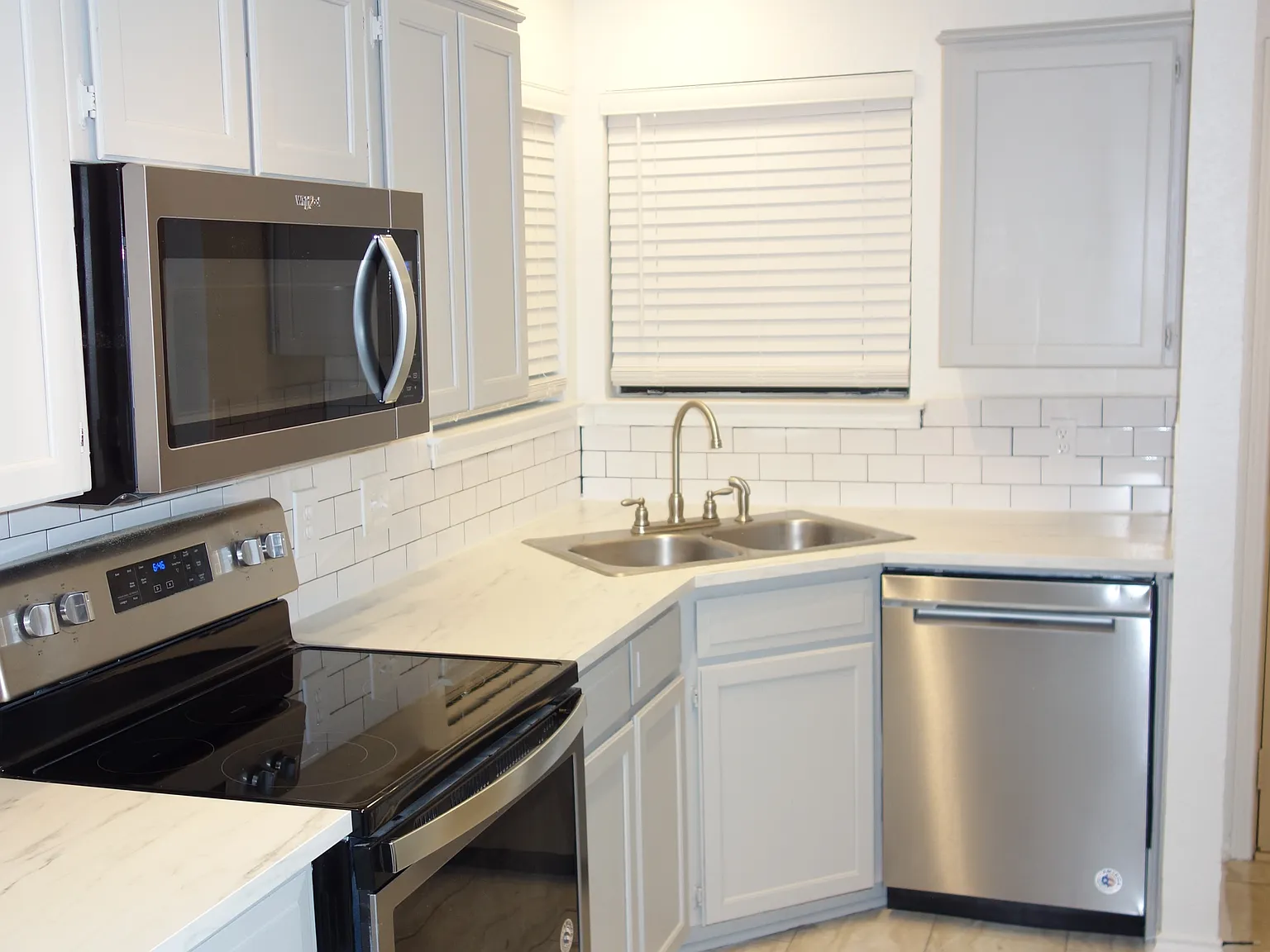 220 Vista Way — Photo 2