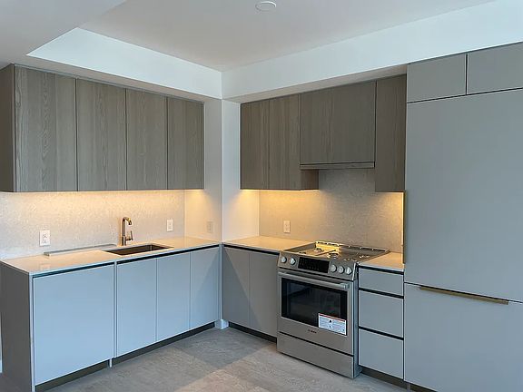 3rd image of 3 Court Sq APT 5605
